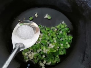 10、青椒皮蛋,加入少许盐调味