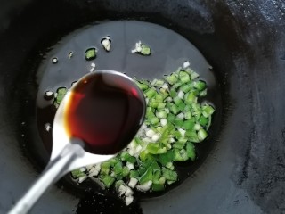 11、青椒皮蛋,加入两勺生抽