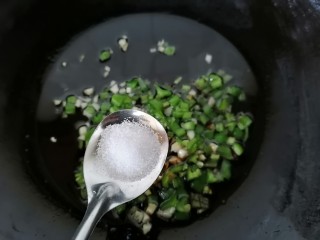 12、青椒皮蛋,放入一勺白糖