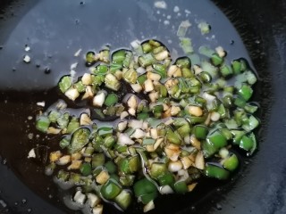 13、青椒皮蛋,翻炒均匀