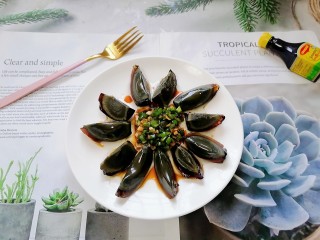 15、青椒皮蛋,拍上成品图，一道清爽可口的青椒皮蛋就完成了。