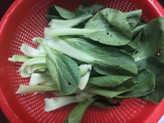 1、凉拌青菜香菇,青菜清洗干净，沥干水份