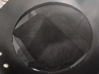 2、凉拌青菜香菇,锅中加清水，大火烧煮