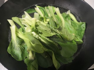 4、凉拌青菜香菇,放入小青菜，焯水