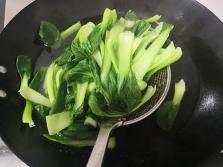 5、凉拌青菜香菇,小青菜，变色断生，捞出