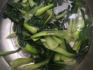 6、凉拌青菜香菇,捞出的小青菜，放入凉白开，过凉