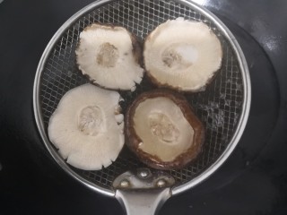 9、凉拌青菜香菇,香菇断生后，捞出