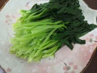 12、凉拌青菜香菇,把小青菜，手撕成，小条