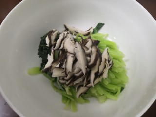 14、凉拌青菜香菇,把香菇，青菜，放入碗中