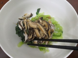 15、凉拌青菜香菇,放入2g盐，糖，生抽，麻油，搅拌均匀