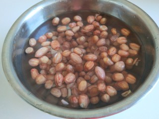 1、新文美食 素什锦,花生米提前泡5个小时以上。