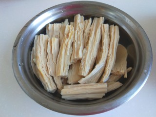 2、新文美食 素什锦,腐竹要用凉水提前泡开。