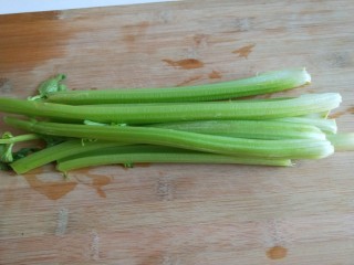 3、新文美食 素什锦,芹菜两颗去叶,洗干净。