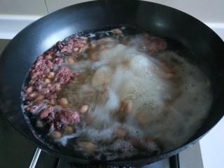 8、新文美食 素什锦,花生米加入八角,花椒,姜片煮熟。