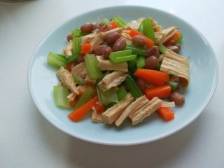 16、新文美食 素什锦,装入盘中即可食用。