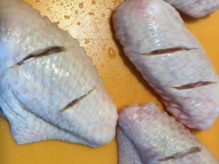 1、可乐鸡翅,准备鸡翅洗净两面改花刀