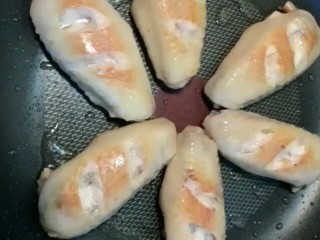 3、可乐鸡翅,锅烧油放入鸡翅煎至两面金黄