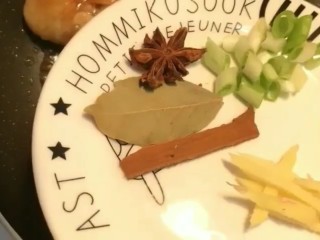 4、可乐鸡翅,加生抽，盐，耗油，十三香，葱姜，八角，桂皮，香叶