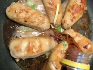 5、可乐鸡翅,加入大半瓶的可乐