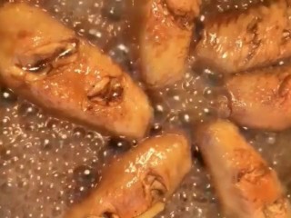 6、可乐鸡翅,中火炖二十分钟