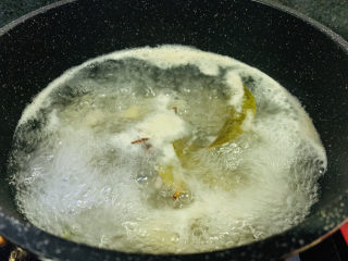 8、无骨鸡爪,大火煮开，再煮十分钟