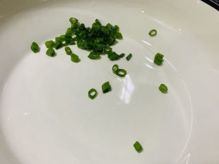 9、无骨鸡爪,葱洗净，剪粒