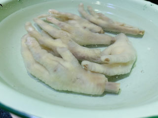 16、无骨鸡爪,泡在凉白开水中