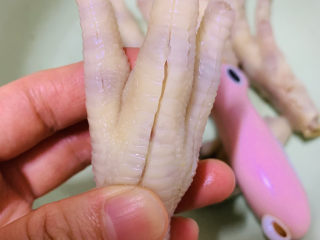 17、无骨鸡爪,鸡爪背面，划痕，剔骨