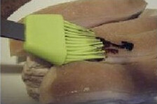 2、芋头扣肉 ,再抹上老抽和蜂蜜，腌制1小时至表皮上色