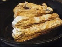 3、芋头扣肉 ,肉皮朝下，放入冷油锅中，小火炸至肉皮金黄色