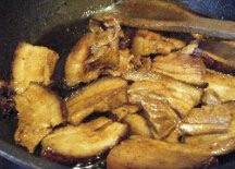 5、芋头扣肉 ,油锅下姜爆香，加入肉片，八角，糖翻炒均匀后，淋入肉汤焖煮至入味，大约15分钟，放盐，鸡粉和蚝油收汁