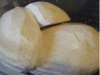 6、芋头扣肉 ,将芋头削皮，切成和猪肉大小一般的薄片