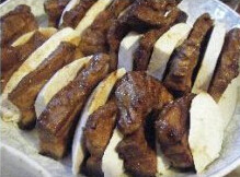 7、芋头扣肉 ,肉焖煮好后，按照一片肉一片芋头间夹起来，肉皮向下整齐排在碗内，倒入肉汤