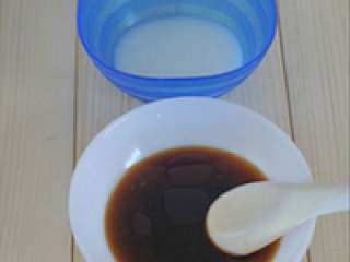 6、鱼香肉丝,用1勺淀粉加两勺清水调搅均匀成水淀粉，把料酒，醋，生抽，白糖，香麻油加水搅拌均匀成调料汁。