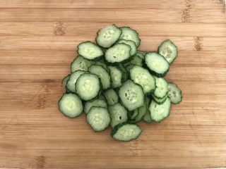 1、凉拌木耳黄瓜,一根黄瓜切成片
