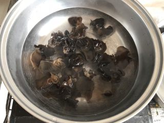 2、凉拌木耳黄瓜,木耳提前泡好 然后放入锅中煮熟