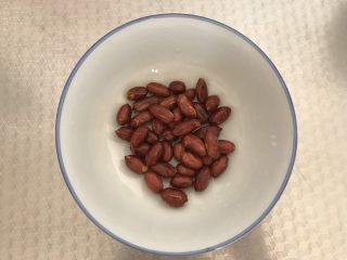 4、凉拌木耳黄瓜,准备好炸的花生米25g