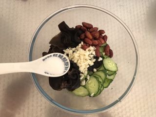 6、凉拌木耳黄瓜,放入10g的白糖