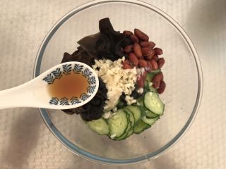9、凉拌木耳黄瓜,放入2g香油