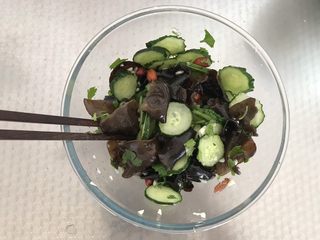 11、凉拌木耳黄瓜,搅拌均匀