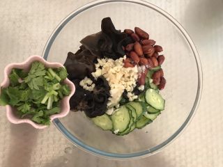 10、凉拌木耳黄瓜,放入适量的香菜