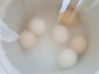 1、酱油卤蛋,1.取出六颗鸡蛋放入清水中浸泡,洗净备用。