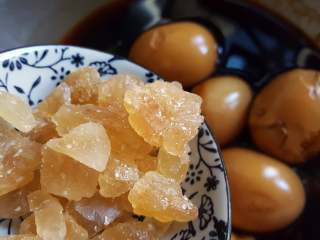 9、酱油卤蛋,9.冰糖加入煮好的鸡蛋中,如果水少,再加点清水,火开后再煮15分钟。