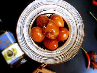 10、酱油卤蛋,10.煮好后在酱油汤中浸泡一夜,第二天取出酱油蛋,色泽非常红润发亮,酱香味十足。