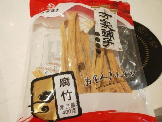 2、芹菜拌腐竹,腐竹适量。
