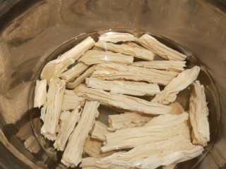 3、芹菜拌腐竹,折断冷水泡开。