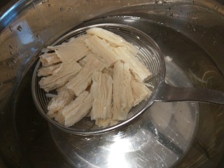 9、芹菜拌腐竹,煮软捞出来。