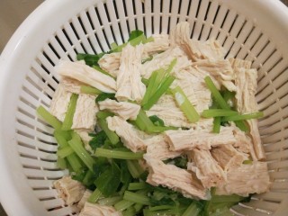 12、芹菜拌腐竹,在倒入漏盆控水。