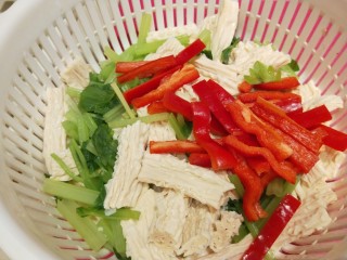 13、芹菜拌腐竹,放入红美椒。