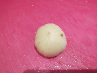 14、芹菜拌腐竹,独头蒜拍扁剁碎。